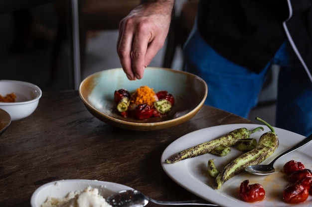 Chef pregătind fel principal